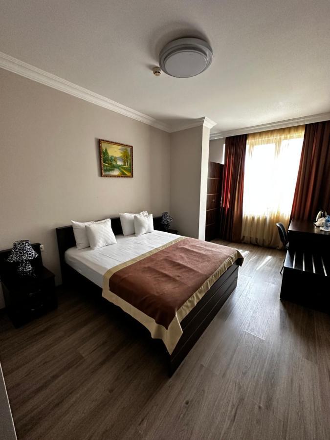 Hotel Brighton Батуми Экстерьер фото