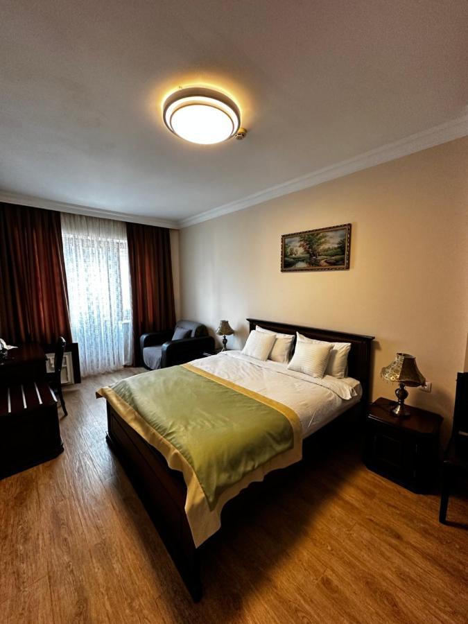 Hotel Brighton Батуми Экстерьер фото